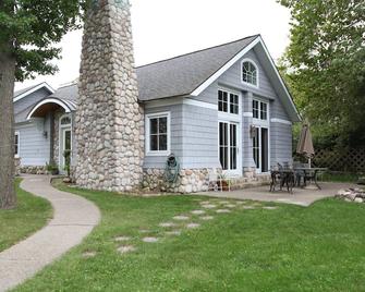 Ball Guest Cottage on Lake Maxinkuckee discounts for Culver Winter rentals - Culver - Edificio