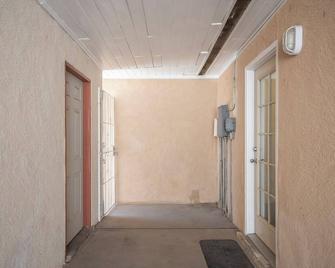 Cozy 2bd 1ba near Nob Hill Garage & AC - Alburquerque - Pasillo