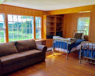 Farmhouse with Historic Event Barn in Manchester Vermont - Manchester - Living room