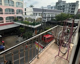 Baan Ketkeaw Guest House 2 - Patong - Balcón