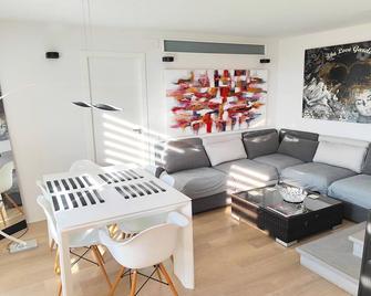 Bright renovated apartment with views of the vineyards and sea plus pool - San Pedro de Ribas - Sala de estar