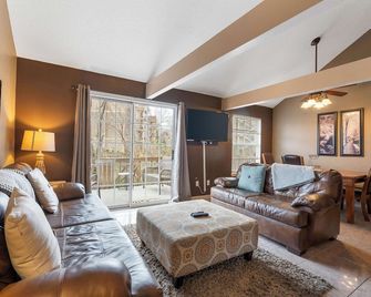 Branson Getaway - Condo for 6 in Epic Location - Branson - Living room