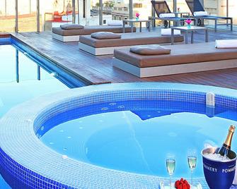 Axel Hotel Barcelona - Barcelona - Pool