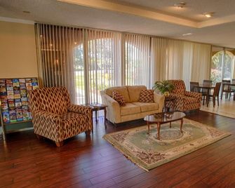 Relax Inn Perry - Perry - Sala de estar