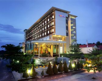 Hotel Luwansa Palangkaraya - Palangkaraya - Building