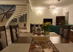 Luxre Homes - Villa in Koramangala - Bangalore - Matsal