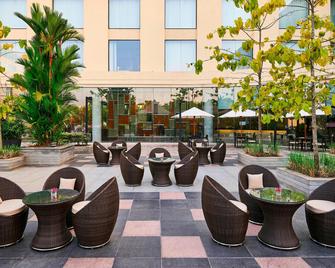 Courtyard by Marriott Kochi Airport - Kochi - Patio
