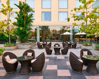 Courtyard by Marriott Kochi Airport - Cochín - Patio