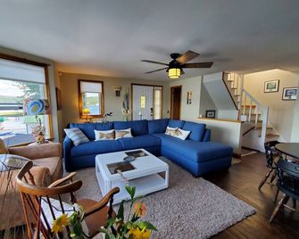 Desirable East Bluff Drive Location Great for Families! - Penn Yan - Pokój dzienny