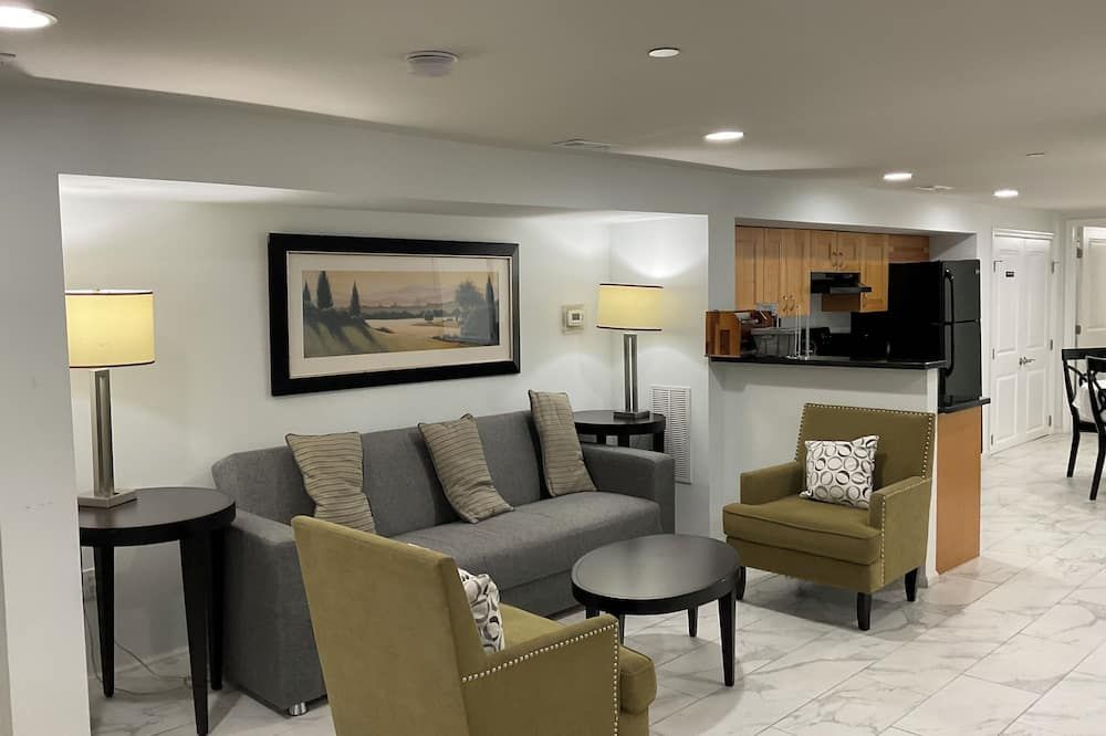 Lovely Remodeled 2bdrm Basement Home - Washington, D.C. - Living room