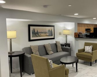 Lovely Remodeled 2bdrm Basement Home - Washington, D.C. - Living room