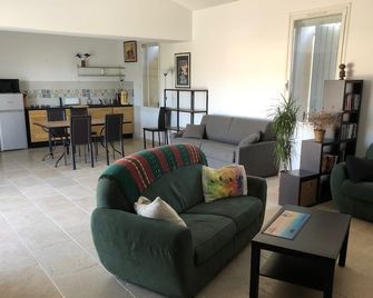 Complete accommodation 1st floor of a Provencal house, open view of the ponds - Istres - Obývací pokoj