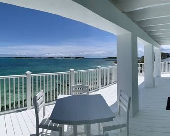 Luxury oceanfront villa 1BR, protected dock, private & gated peninsula - Marsh Harbour - Balcón