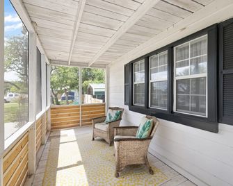 Harbor Headquarters - 1950's Cape Cod Style Home 4br/2ba - Aransas Pass - Balcony
