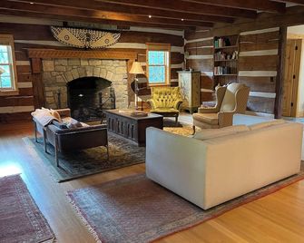 Spacious In-Town Retreat - Lewisburg - Living room