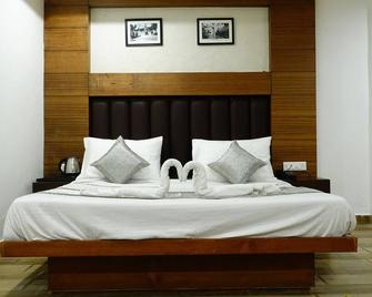 Rubystone Mussoorie A Leisure Resort - Mussoorie - Bedroom