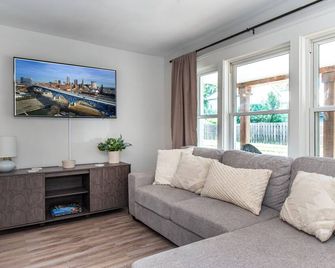 Trendy Ohio City - Comfy King Beds - Walkable - كليفيلاند (أوهايو) - غرفة معيشة