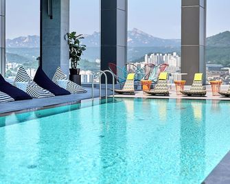 L7 HONGDAE by LOTTE - Seúl - Piscina