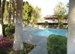 Beautiful Condo with Mountain View and Lush Gardens. Close to Major Attractions. - Palm Springs - Pool