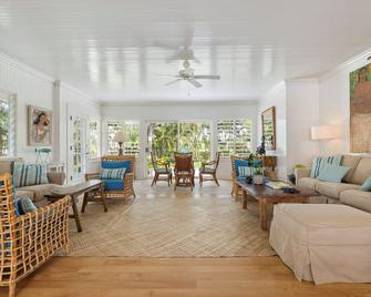 Upscale Kailua Getaway Steps to Swim Beach! - Kailua - Wohnzimmer