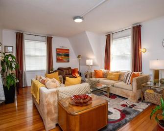 Sleep 6 Uptown Utica Spacious 2 story ensuite Apt 10 min to Adirondack Nexxus Ct - Utica - Living room