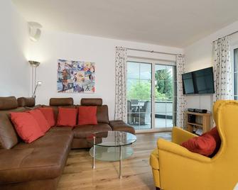 Chalet in Sankt Johann near Ski Slopes, cleaning included - Alpendorf - Living room