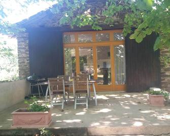 Charming and comfortable holiday home with stunning pool near Albi, France - Villefranche-d'Albigeois - Patio