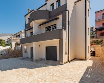 1 Bedroom Awesome Apartment In Prizna - Prizna - Gebäude