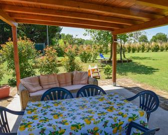 Detached house with private pool near Bolsena and Orvieto. - Lubriano - Patio