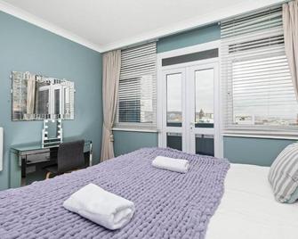 Coastal Sunset with Direct Seaviews By My Getaways - Brighton - Bedroom