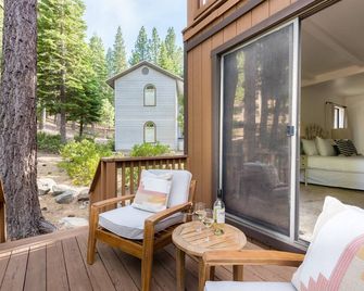 Wolfe by Avantstay 5mins Northstar! w/ Hot Tub, Fireplace, 2 Private Decks! - Truckee - Патіо