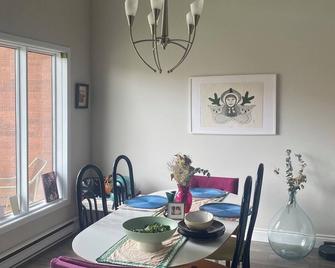 1 bedroom fully furnished 80s loft high ceiling close to Ottawa/Gatineau Park - Gatineau - Dining room