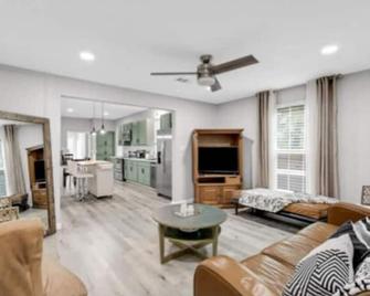 The Dragonfly At Brenham Steps From Downtown 4 Bedroom Cottage By RedAwning - Brenham - Living room