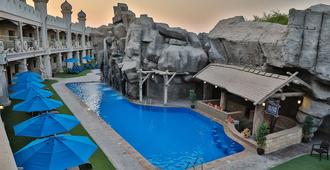 Emirates Park Resort - อาบูดาบี - สระว่ายน้ำ