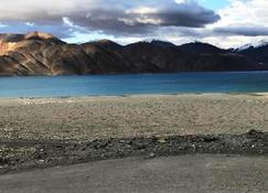 Pangong Delight Camps and Cottages - Spangmik - Beach
