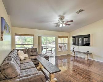 Peaceful Lehigh Acres Home with Grill and Lanai! - Lehigh Acres - Living room