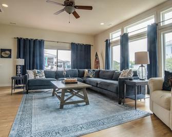 Five Minute Walk to the Beach Sleeps 11 - Cape Charles