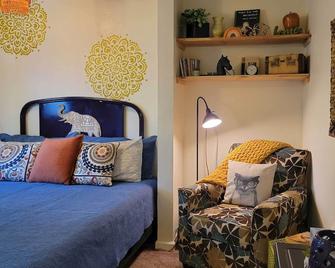 Quaint and Cozy Cottage 3 Mi to Palisade Wineries! - Grand Junction - Bedroom