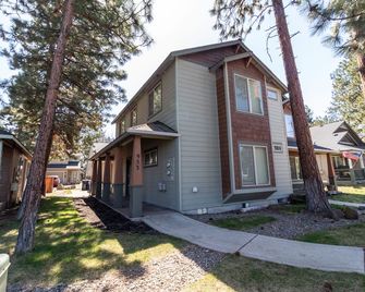 Timber Creek Escape - Sisters - Building