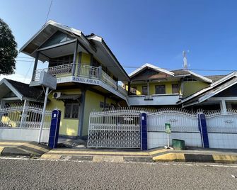 Hotel O Wisma Amrach - Watampone - Edificio