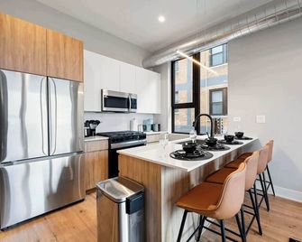 Edgewater Gem by the Lake! 2BR with Parking & Gym - Chicago - Cuisine