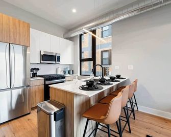 Edgewater Gem by the Lake! 2BR with Parking & Gym - Chicago - Kitchen