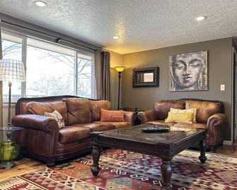 A perfect little getaway! Centrally located, fully equipped! Pet Friendly too! - Loveland - Living room