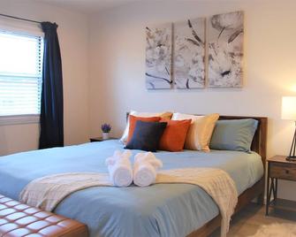 Pittsburgh Delight - Cozy 2B/1B Apt w/ Private Parking, Second Floor Unit - Pittsburgh