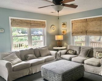 Relax at this charming, classic beach cottage. - Emerald Isle - Living room