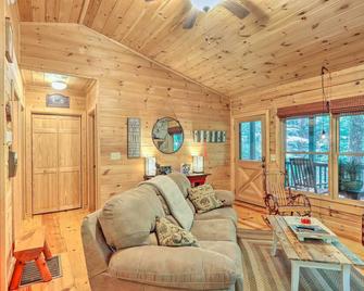 Bigfoots Hideout in Blue Ridge with Hot Tub! - Blue Ridge - Living room