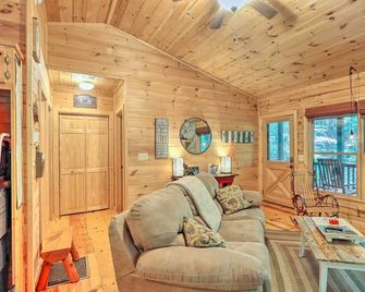 'Bigfoot's Hideout' in Blue Ridge w/ Hot Tub! - Blue Ridge - Sala de estar