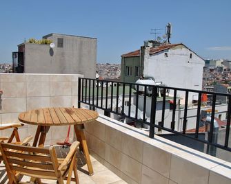 Chillout Lya Hostel & Lounge - Istanbul - Balcony