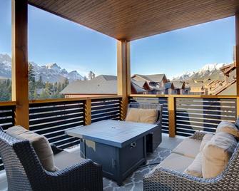 White Spruce 209 | Palatial Condo + Hot Tub Access - Canmore - Balcony