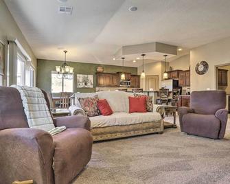 Private Oasis w/ Golf & Casino Resorts Nearby - Mesquite - Living room